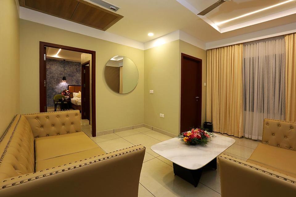 Hotel New York Square กัตตะยัม ภายนอก รูปภาพ