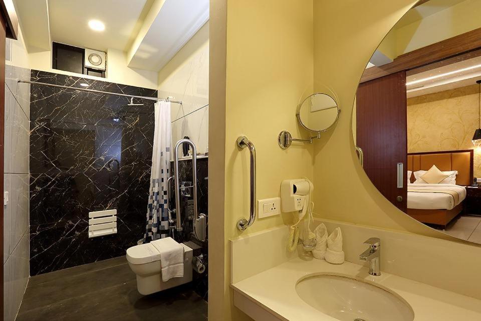 Hotel New York Square กัตตะยัม ภายนอก รูปภาพ