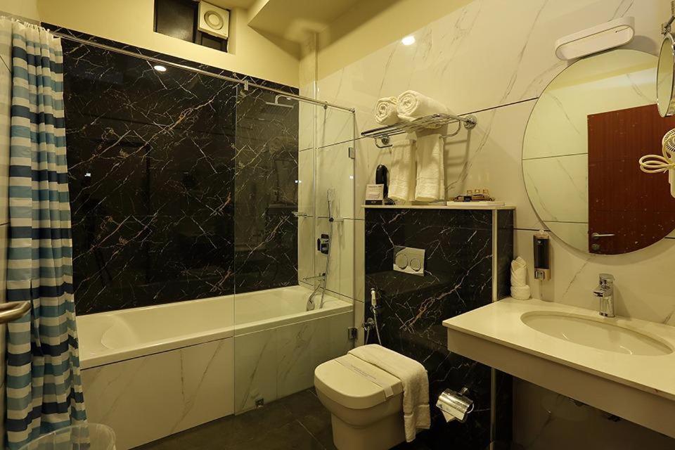 Hotel New York Square กัตตะยัม ภายนอก รูปภาพ