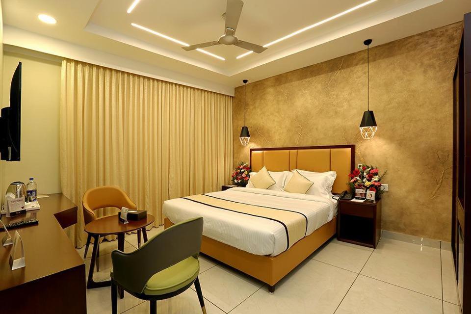 Hotel New York Square กัตตะยัม ภายนอก รูปภาพ