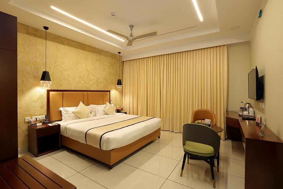 Hotel New York Square กัตตะยัม ภายนอก รูปภาพ