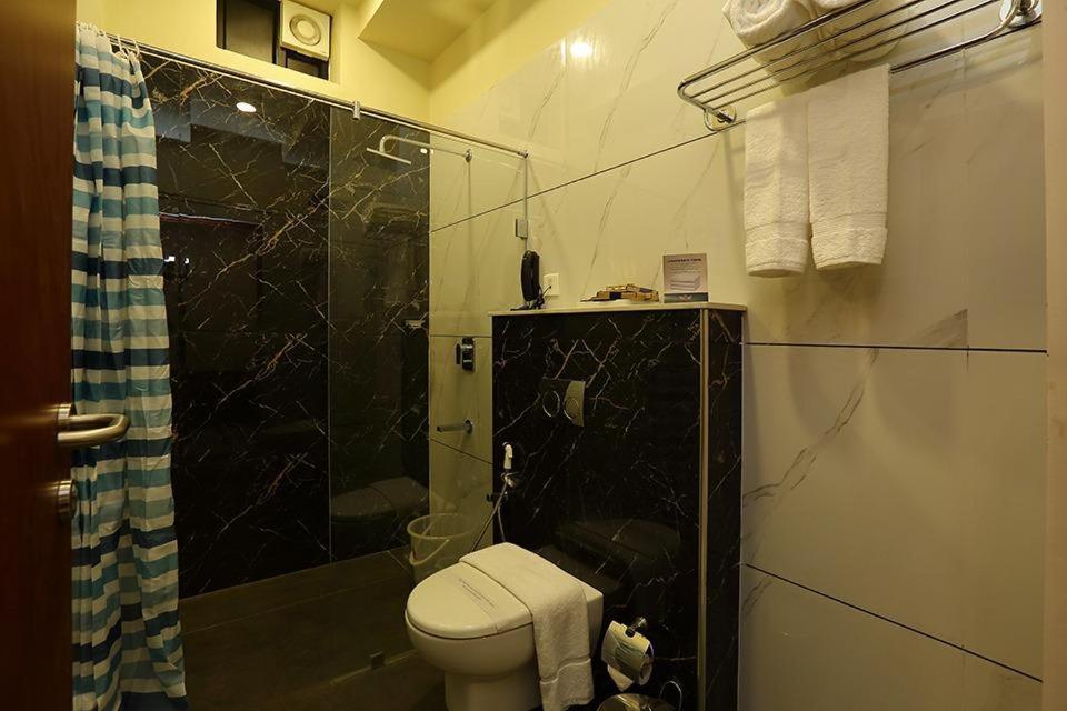 Hotel New York Square กัตตะยัม ภายนอก รูปภาพ