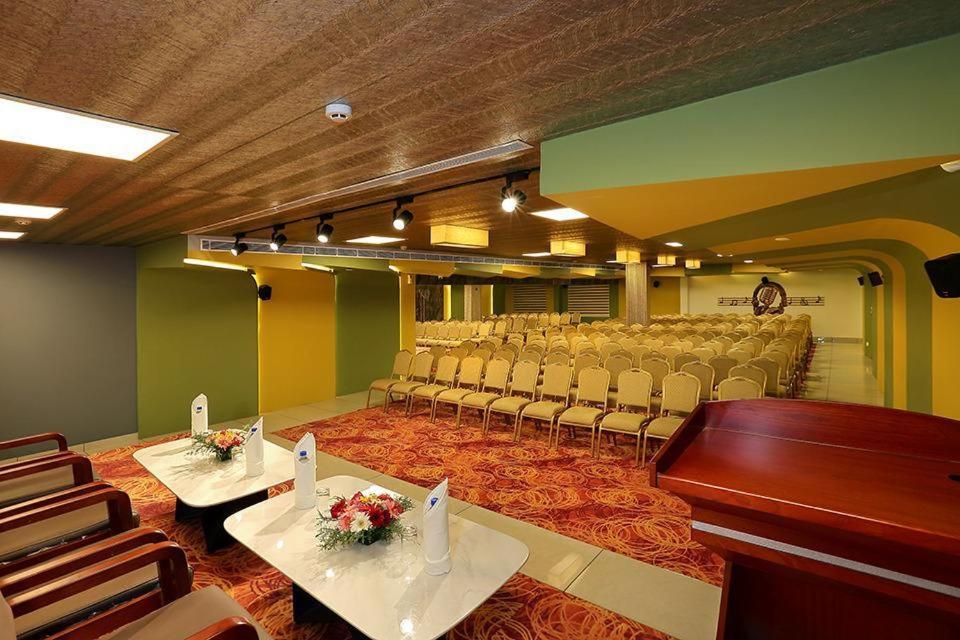 Hotel New York Square กัตตะยัม ภายนอก รูปภาพ