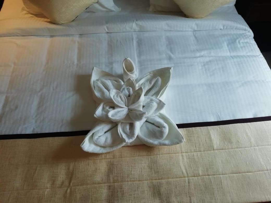 Hotel New York Square กัตตะยัม ภายนอก รูปภาพ