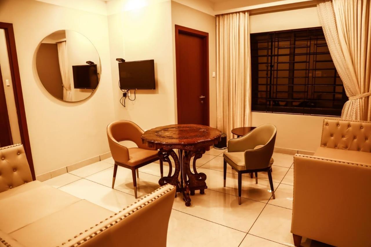 Hotel New York Square กัตตะยัม ภายนอก รูปภาพ