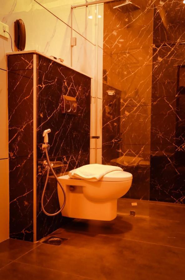 Hotel New York Square กัตตะยัม ภายนอก รูปภาพ