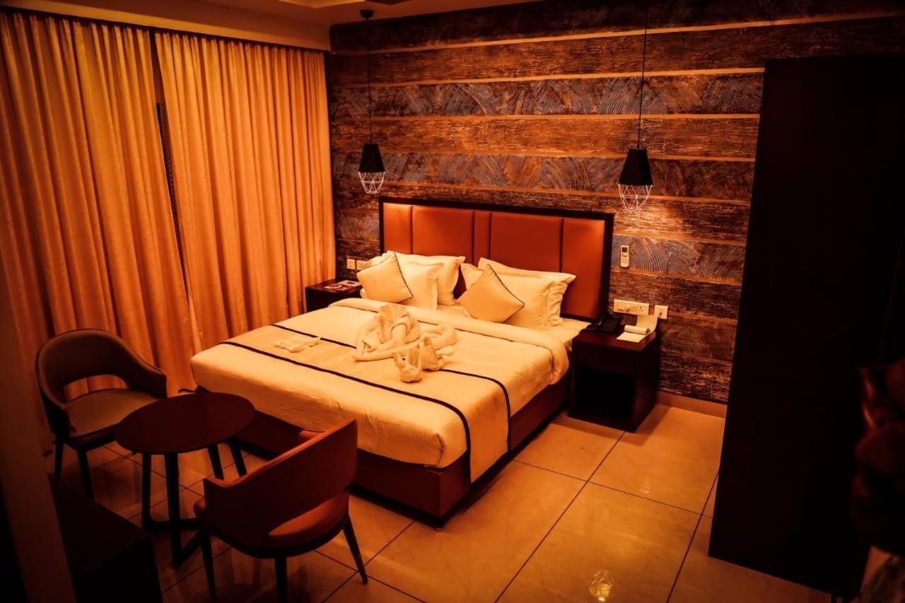 Hotel New York Square กัตตะยัม ภายนอก รูปภาพ